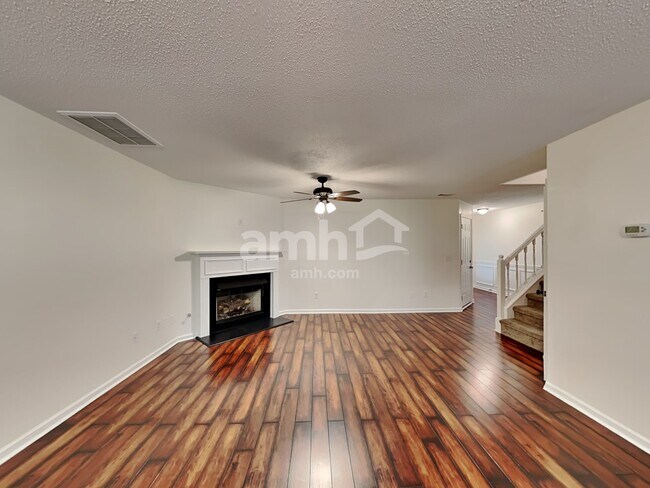 Foto del edificio - 131 Hidden Creek Dr