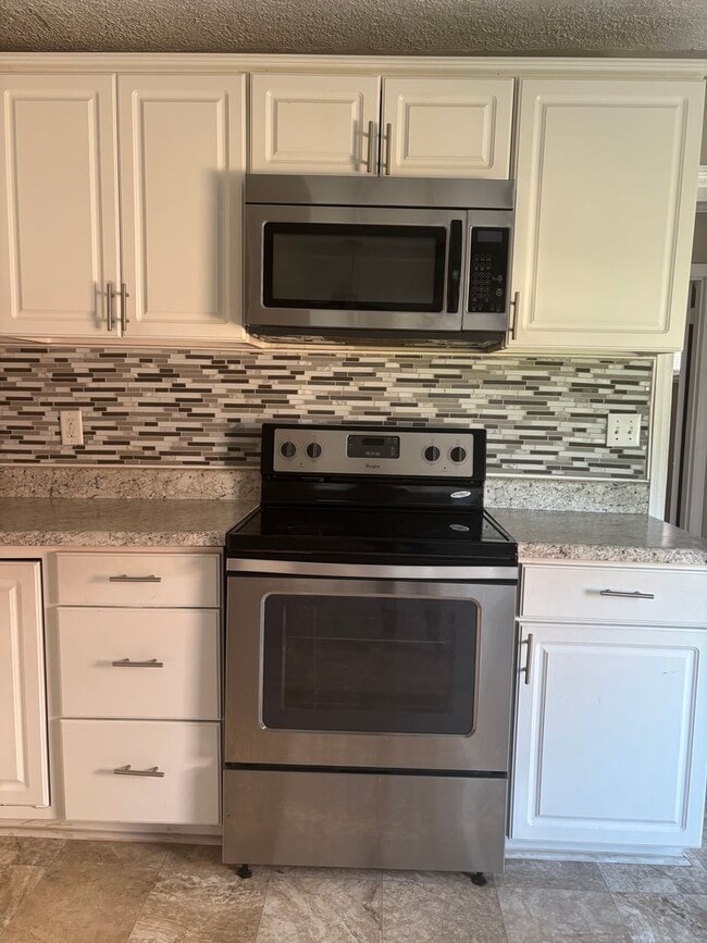 Building Photo - Centrally located 3/2 house