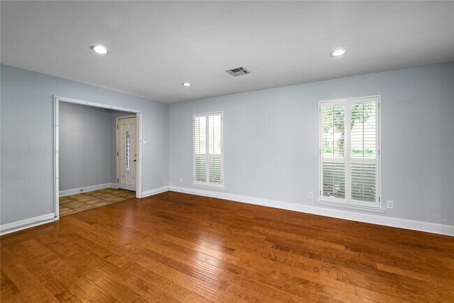 Foto del edificio - 3415 Freshmeadows Dr