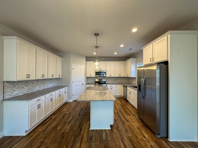 Foto del edificio - Stunning 4 Bed Home with Fenced Backyard