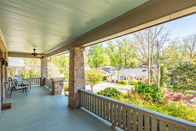 Foto del edificio - Beautiful Bungalow in Five Points with Fen...