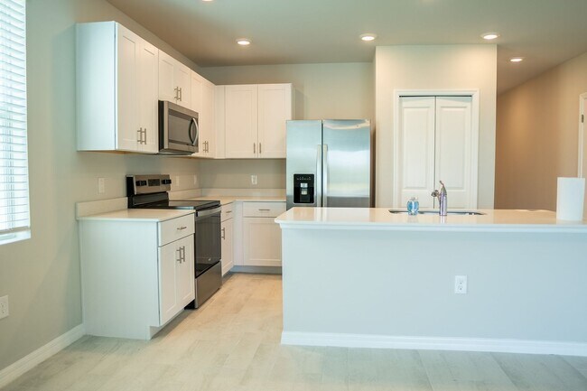 Foto del edificio - Brand New Construction 3/2  Townhome in ne...