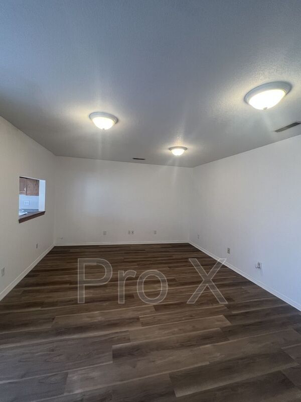 Foto del edificio - 2216 E 8th St
