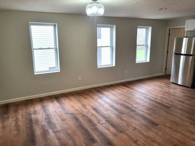 Building Photo - 909 Harmony Ave