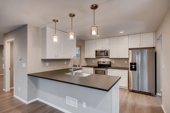 Foto del edificio - Spacious 5 BED Home for Lease