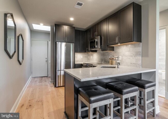 Building Photo - 2100 Newport Pl NW