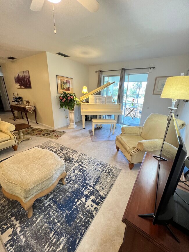 Piano de media cola - 333 SE Martin Ave