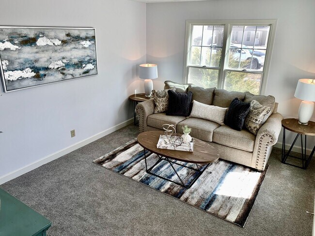 Foto del edificio - 3 Bed / 2 Bath Townhome -  Welcome Home to Space & Simplicity!