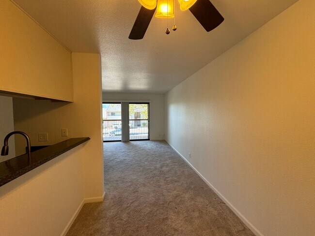 Building Photo - Updated 2 bedroom 2 bath -Lesley Reilly Pr...