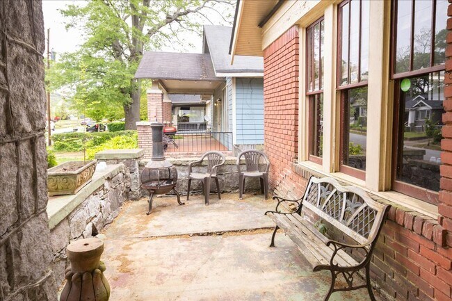 Building Photo - Very Spacious 4bd/2ba w/ Large Fenced-In B...