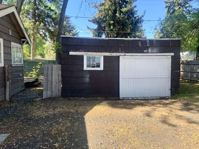 Foto del edificio - Charming 2bdrm 1 bath house with garage and fenced yard