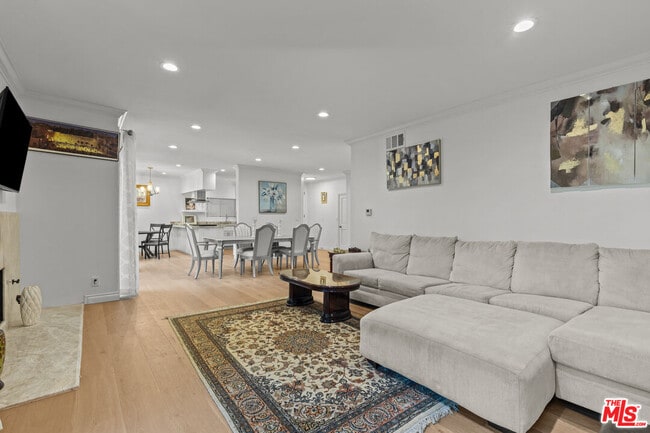 Building Photo - 450 San Vicente Blvd