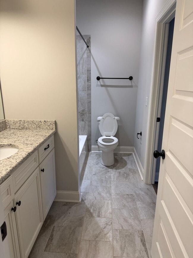 Foto del edificio - End Unit 3 Bedroom Townhome in Auburn