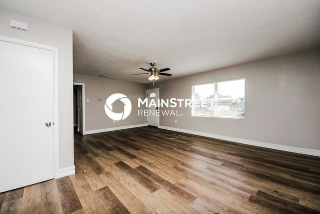 Building Photo - 3 Bedroom Pet-Friendly Home in ORLANDO, FL with Main Street Renewal