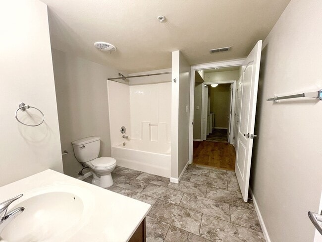 Building Photo - COMING SOON!!! Ground Floor Condo in Lake ...