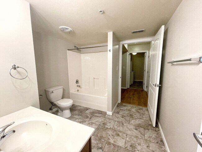 Foto del edificio - COMING SOON!!! Ground Floor Condo in Lake ...