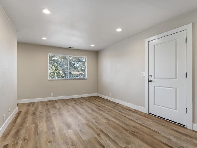 Foto del edificio - 1355 N Redwood Rd