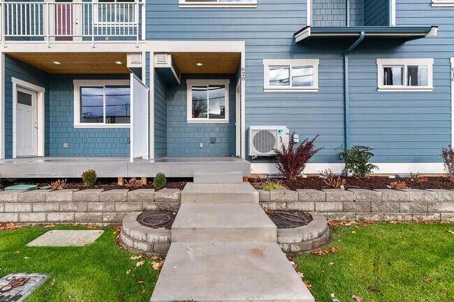 Foto del edificio - Halleck Townhomes Triplex