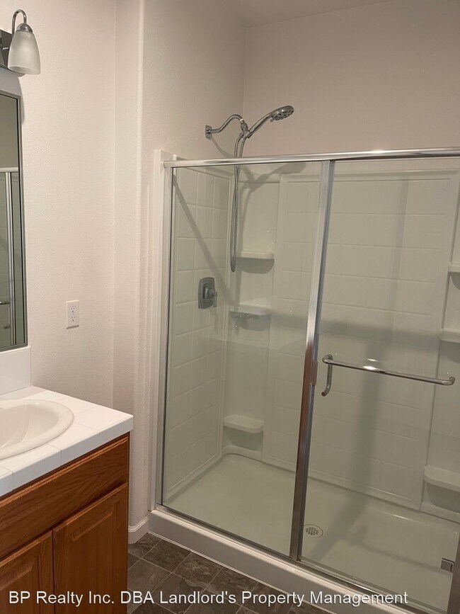 Foto del edificio - 3 br, 2 bath House - 236 Ostrander Ave