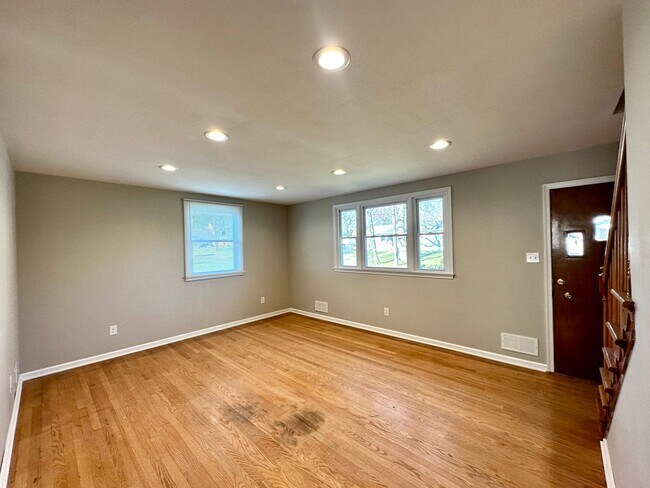 Building Photo - Charming 3 Bedroom/1 Bathroom Home in Essex, Baltimore, MD!