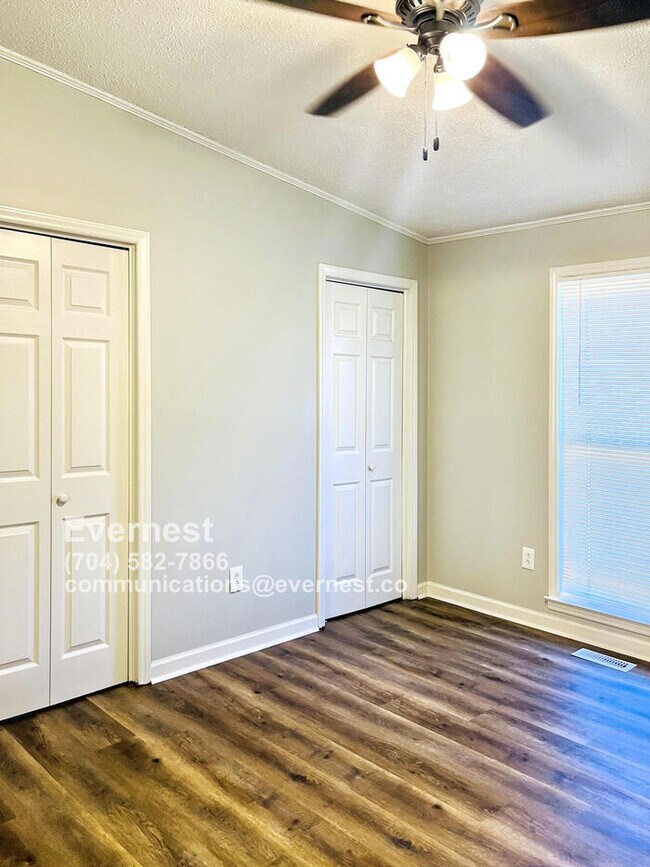 Building Photo - Charming 3-Bedroom Home with Convenient Fe...