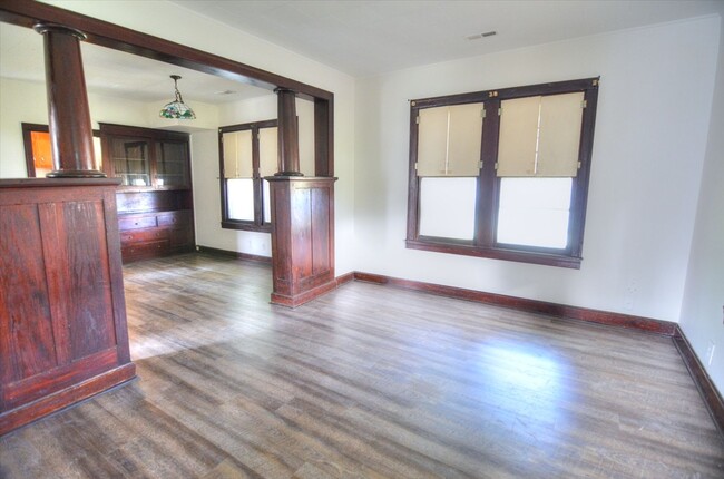 Building Photo - Updated 4-Bed House with Fenced Yard in Ef...