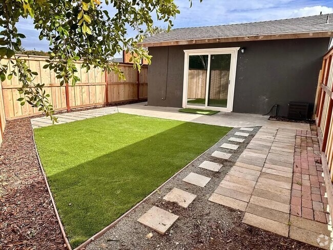 Building Photo - 2203A Alta Vista Dr