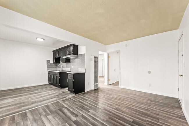 Foto del edificio - 8027 S. Broadway-4