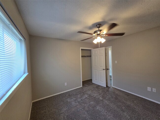 Foto del edificio - 16506 Forest Bend Ave