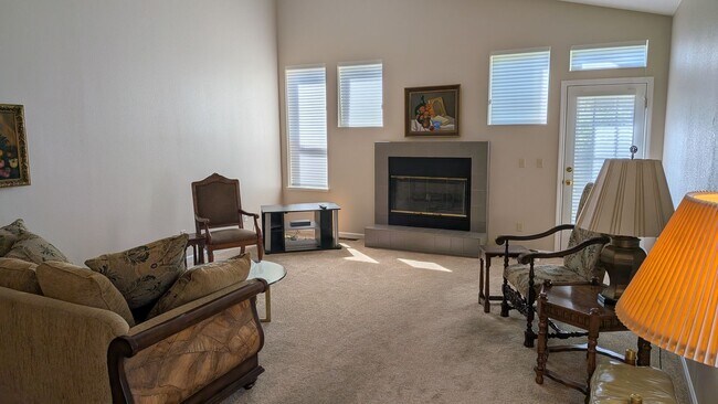 Foto del edificio - Located in a Gated Community