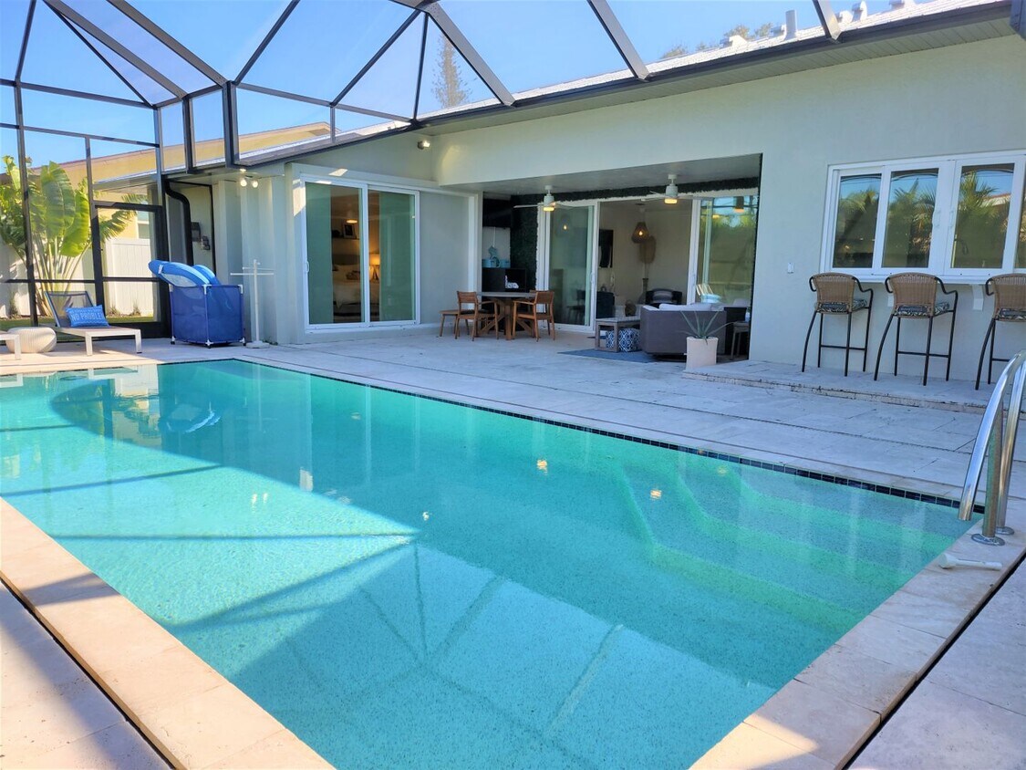 Primary Photo - Seasonal Venice Island Pool Home half bloc...