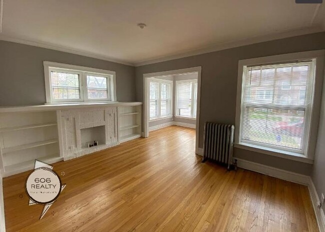 Building Photo - East Albany Park Apts for Rent!