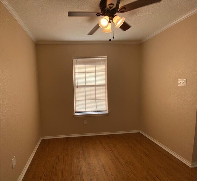 Building Photo - 301 Shady Grove Dr