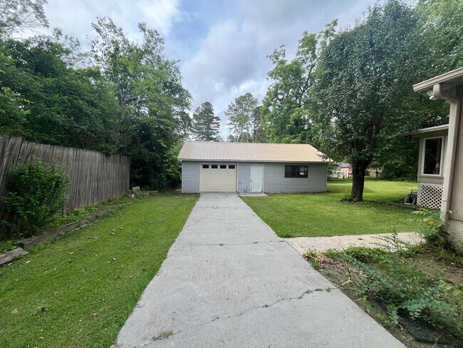 Building Photo - 3 Bedrooms, 2 Bathrooms with bonus room/su...
