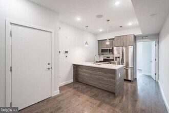 Building Photo - 627 W Oxford St