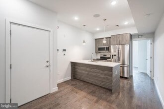 Building Photo - 627 W Oxford St