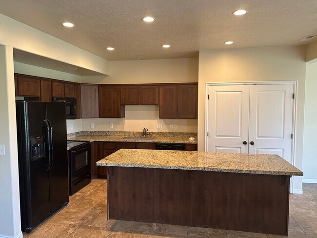 Building Photo - Beautiful 3-Bed, 2-Bath Townhome in Americ...