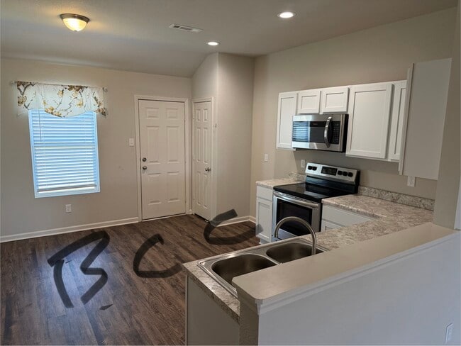 Building Photo - 110 Sunland Dr
