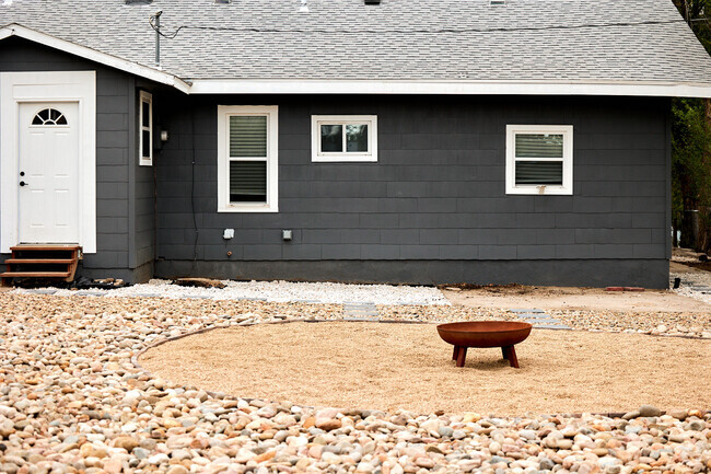 Building Photo - 818 E Las Animas St