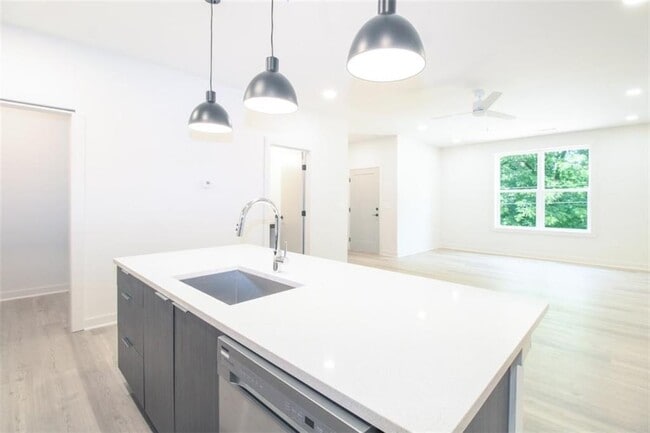 Building Photo - 260 Martha Dr