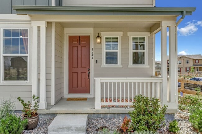 Building Photo - Beautiful Executive Townhome in Great Loca...
