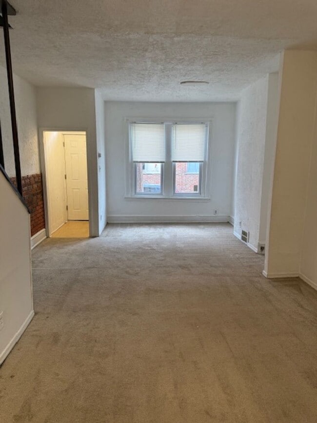 Building Photo - Great 2 bedroom available NOW!