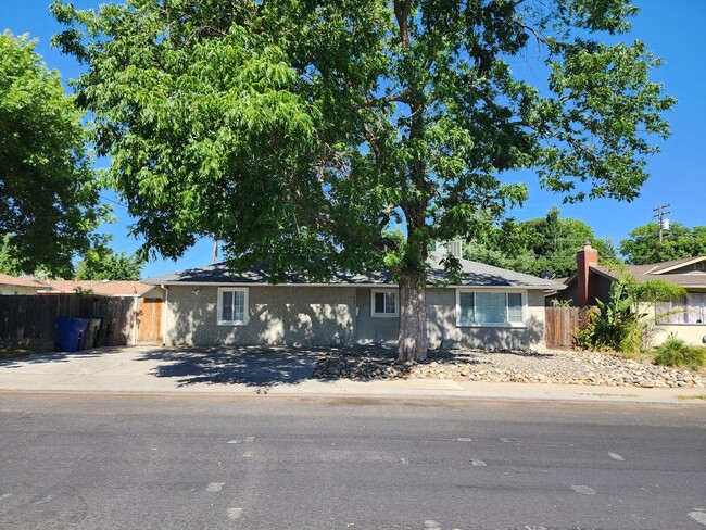 Building Photo - 3 bedroom 1 bath with Garage converted to ...