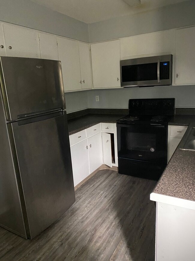 Building Photo - 601 Riverhill Cir