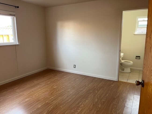 Building Photo - 527 Tyrella Ave