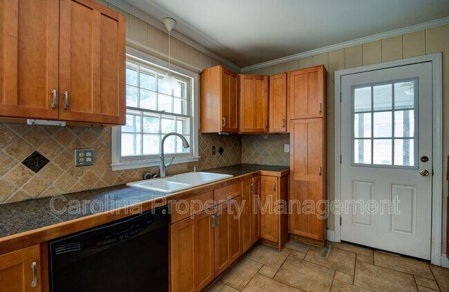 Foto del edificio - 7024 Thorncliff Dr