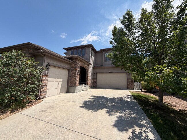 Foto del edificio - "Luxurious 5-Bedroom Haven in Broomfield with Stunning Granite Finishes & Cozy Fireplace!"