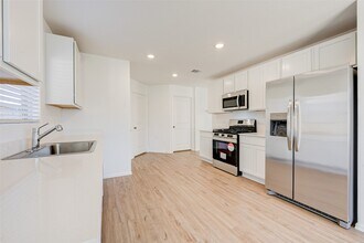 Building Photo - 17827 Pemswood Dr