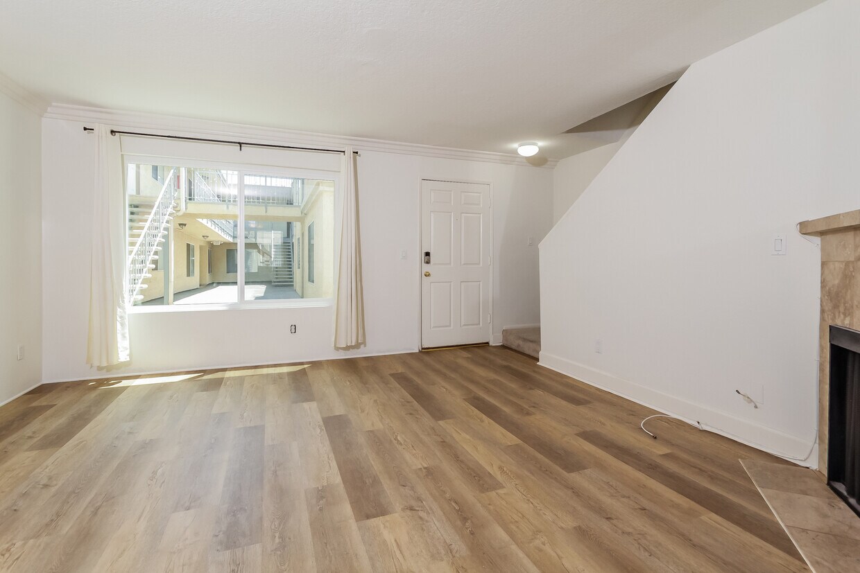 Foto principal - 7045 Woodley Ave