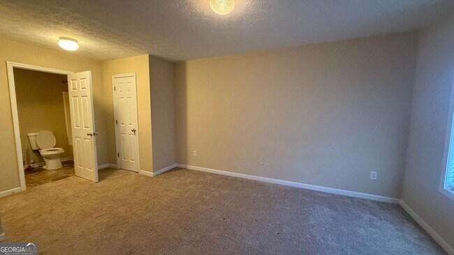 Building Photo - 5025 Village Run Dr